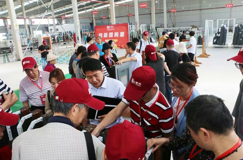 現(xiàn)場(chǎng)工作人員講解鋁包木門(mén)窗