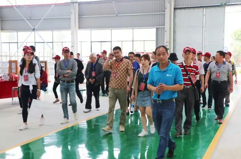 鋁包木門(mén)窗廠(chǎng)區(qū)負(fù)責(zé)人講解生產(chǎn)工藝