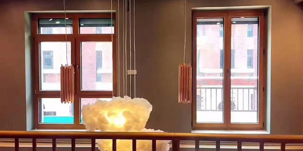 拆掉家中的舊門窗，更換為鋁包木門窗