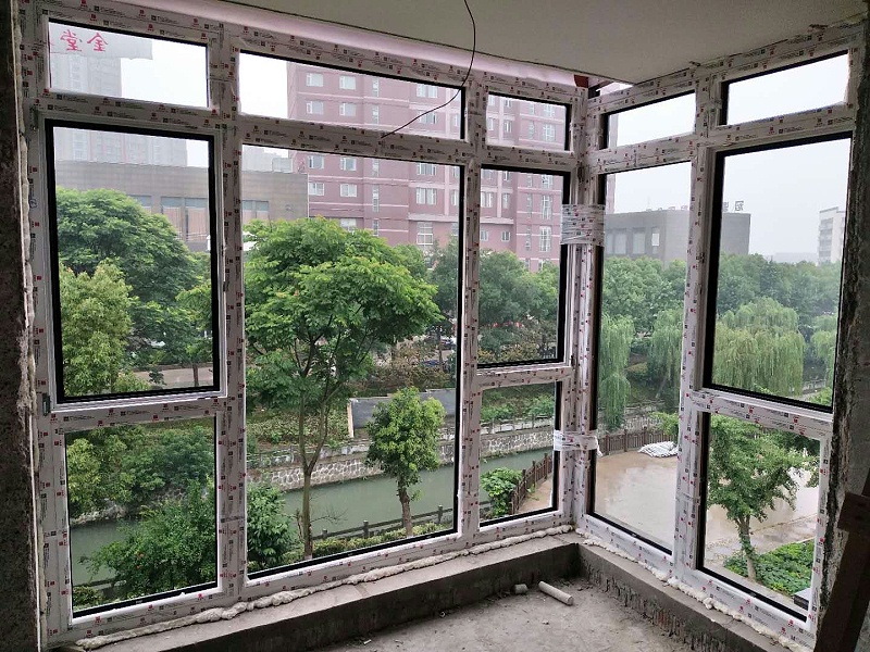 鋁包木窗安裝現(xiàn)場(chǎng)