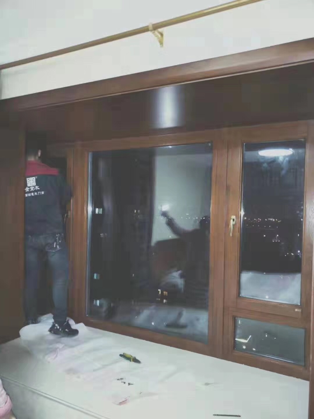 安裝高檔鋁包木門(mén)窗